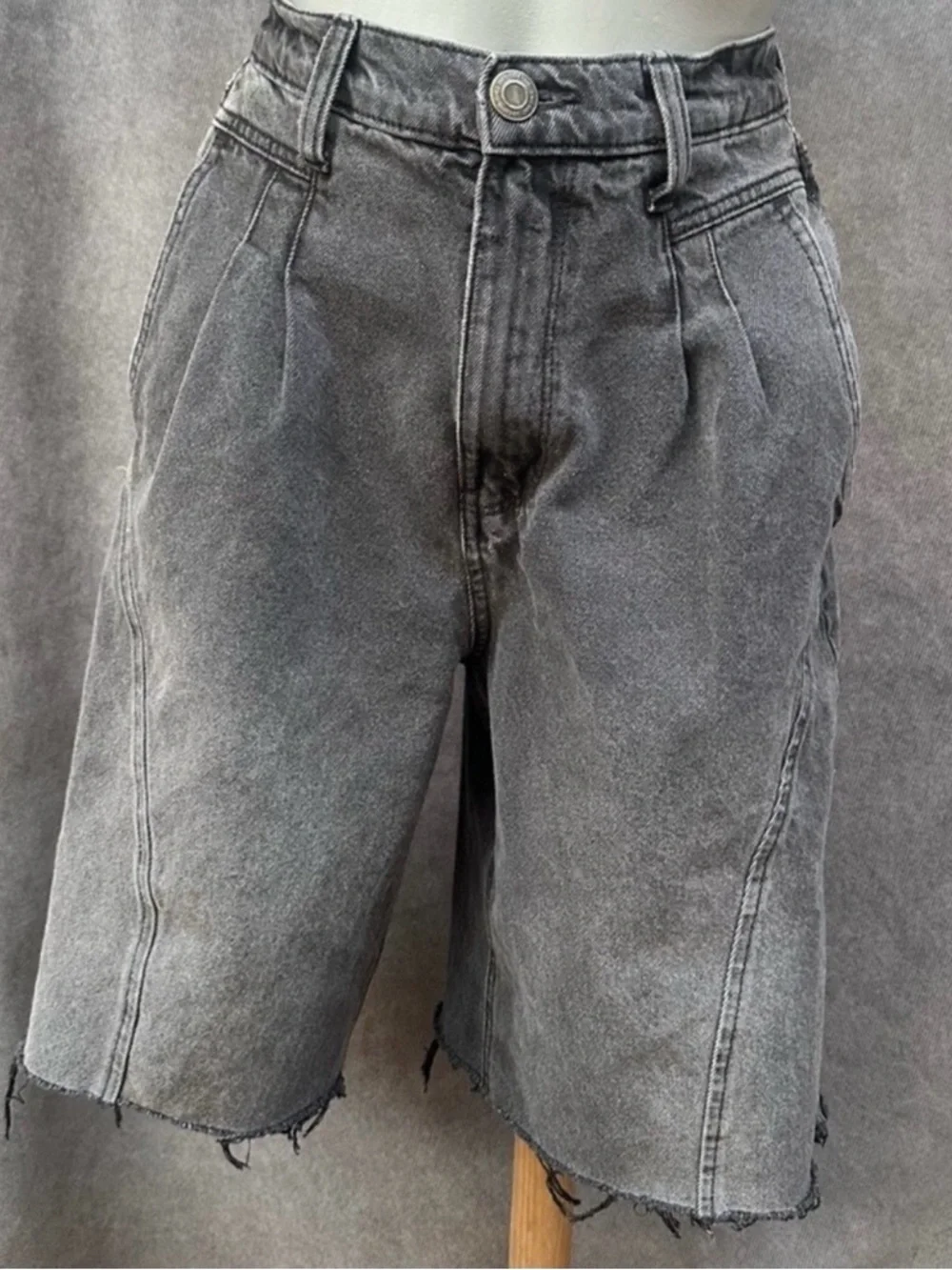 baggy cut off jean shorts pleated jorts faded black 26”